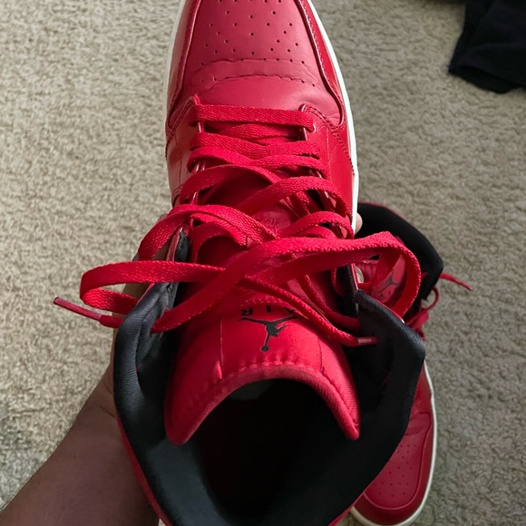 Jordan 1 mid Red/black patent No box‼️ used, I’ve had them since 2015. - Picture 2 of 11